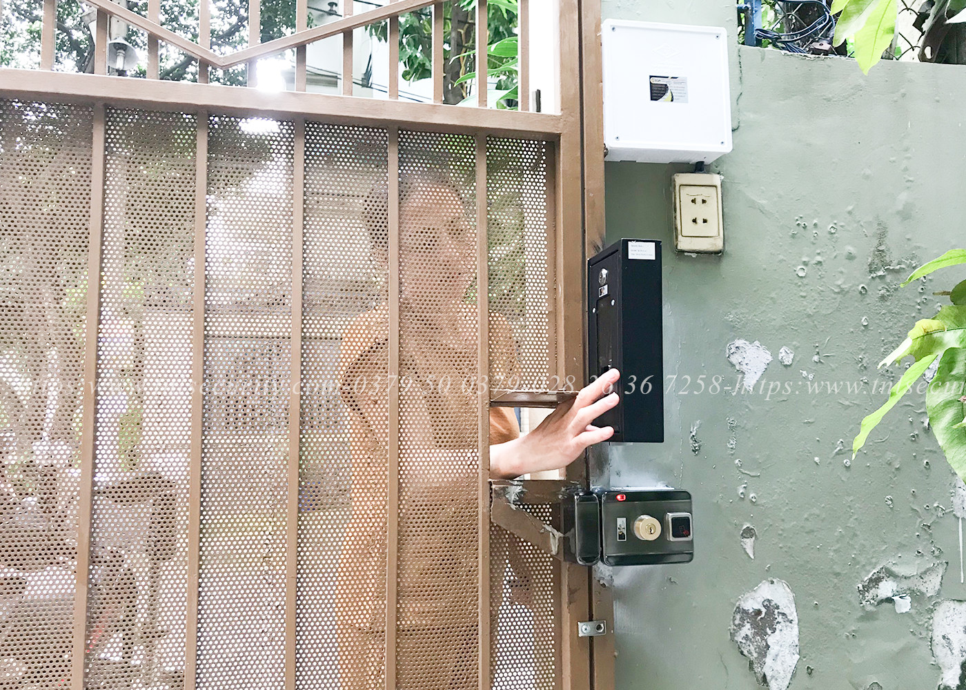 Lap-dat-khoa-van-tay-cho-nha-o-cua-sat-mot-canh-tai-Thu-Duc